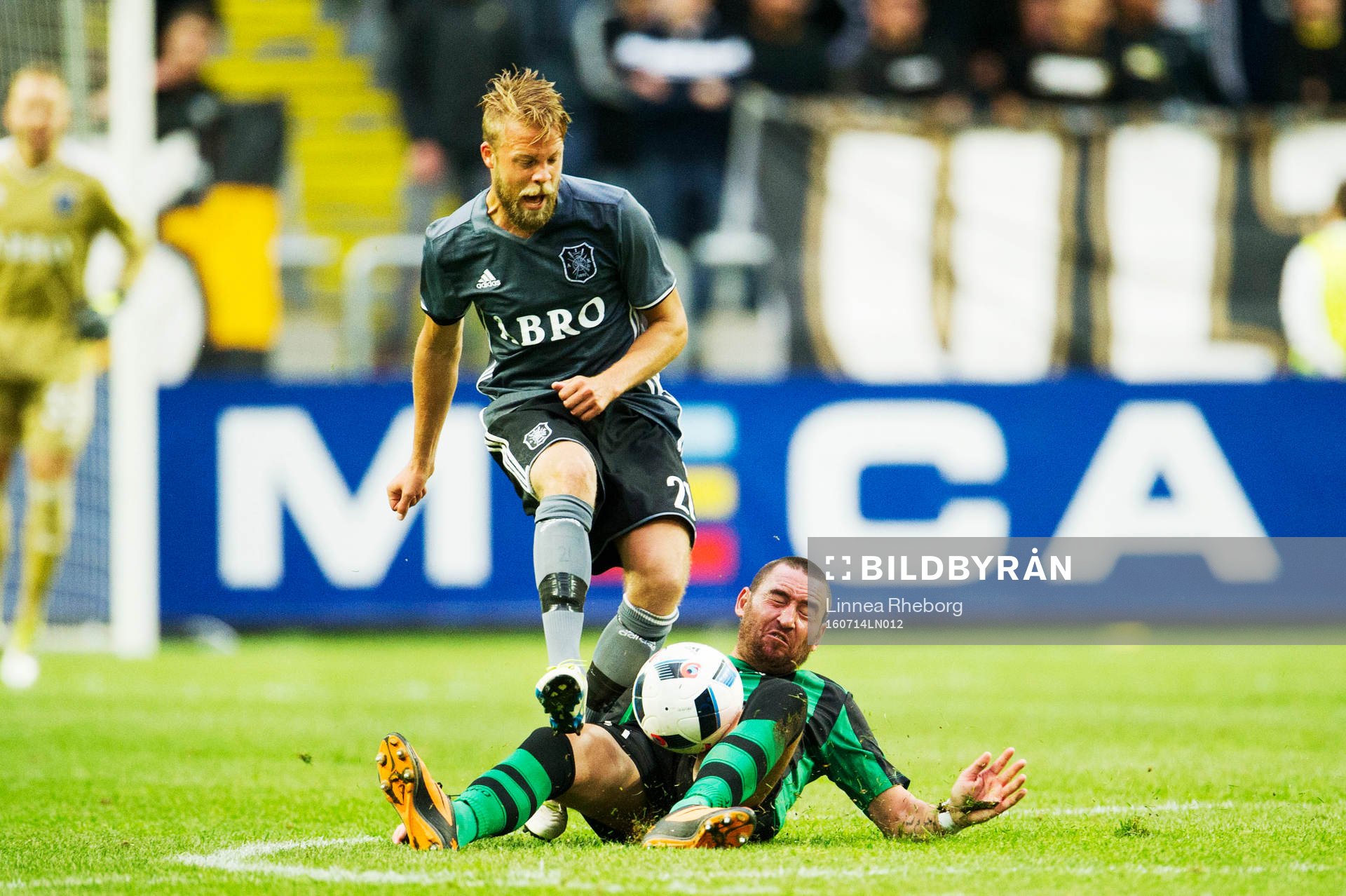 s Daniel Sundgren och Europa FC:s Isaac Luis Chico