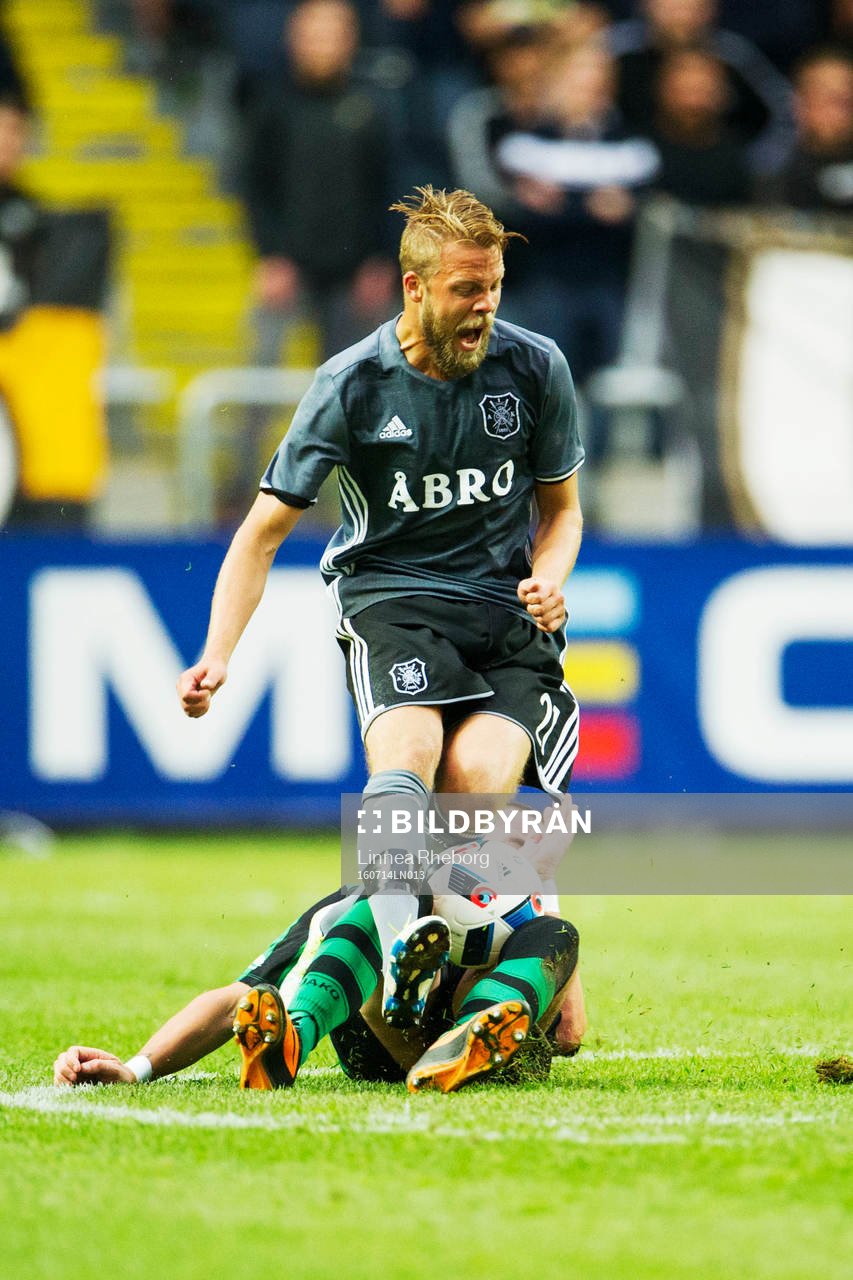 AIK:s Daniel Sundgren och Europa FC:s Isaac Luis Chico under fotbollsmatchen i det andra kvalet till Europa League mellan AIK och Europa FC den 14 juli 2016 i Stockholm.
