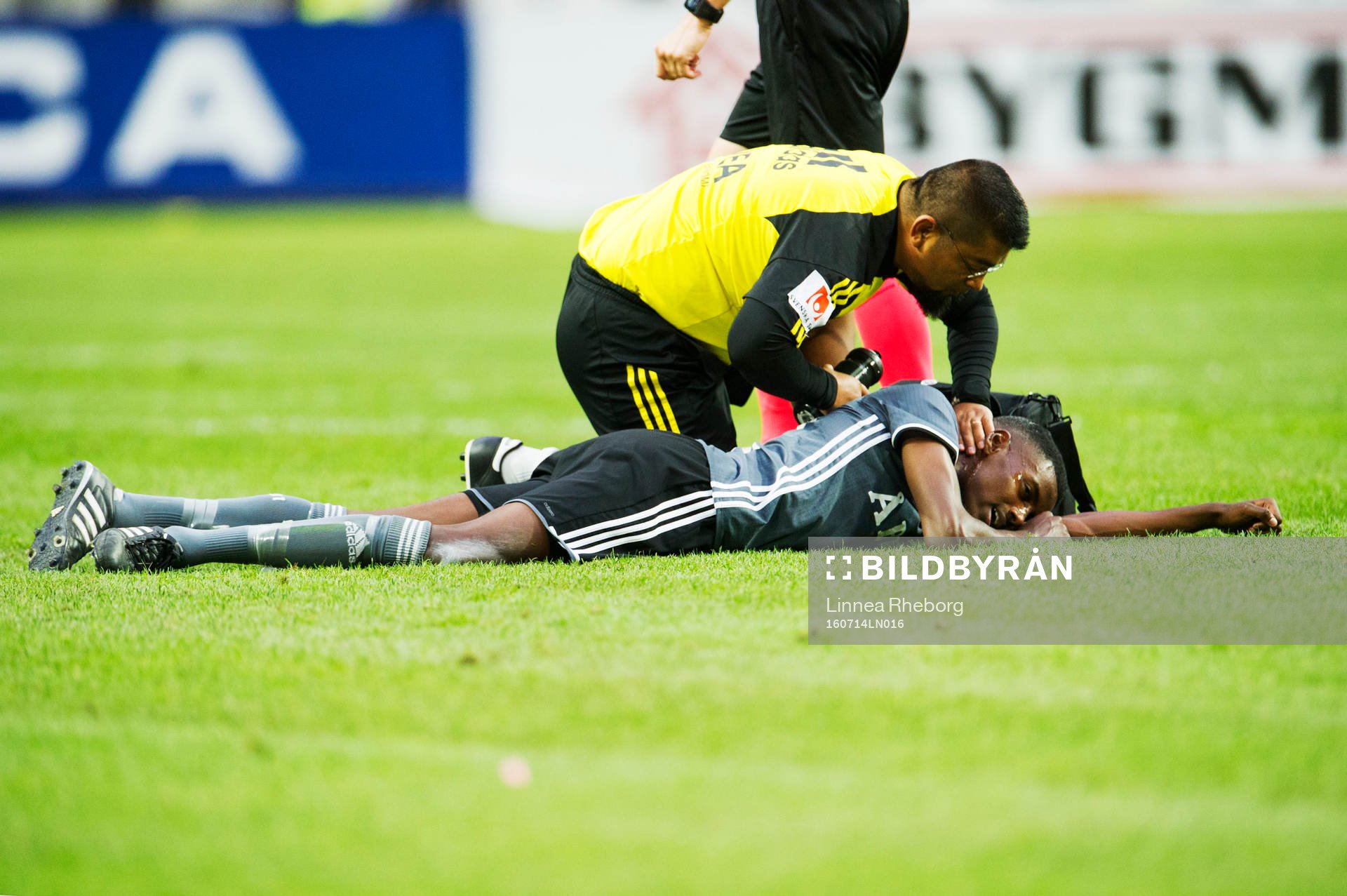 AIK:s Alexander Isak får vård under fotbollsmatchen i det andra kvalet till Europa League mellan AIK och Europa FC den 14 juli 2016 i Stockholm.