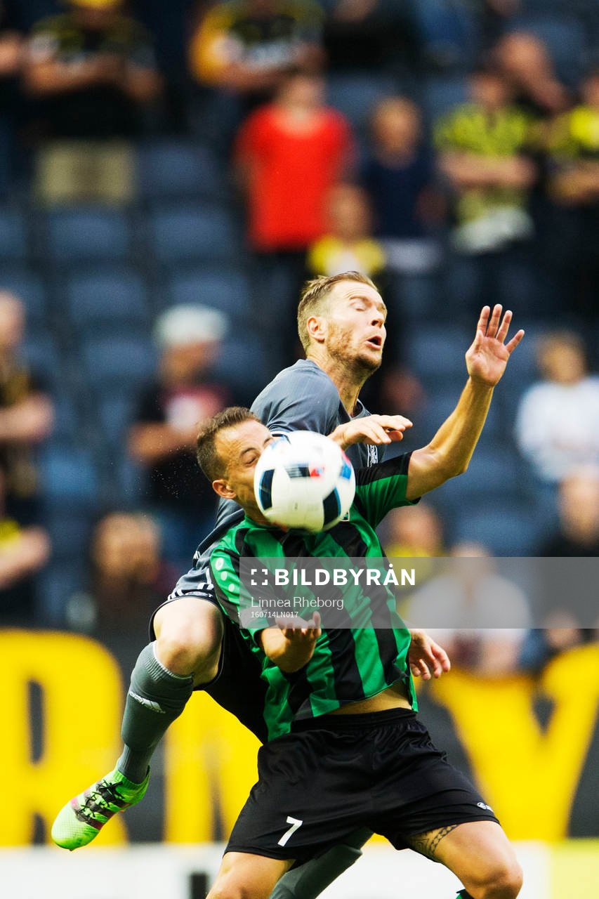AIK:s Per Karlsson och Europa FC:s Toni García under fotbollsmatchen i det andra kvalet till Europa League mellan AIK och Europa FC den 14 juli 2016 i Stockholm.