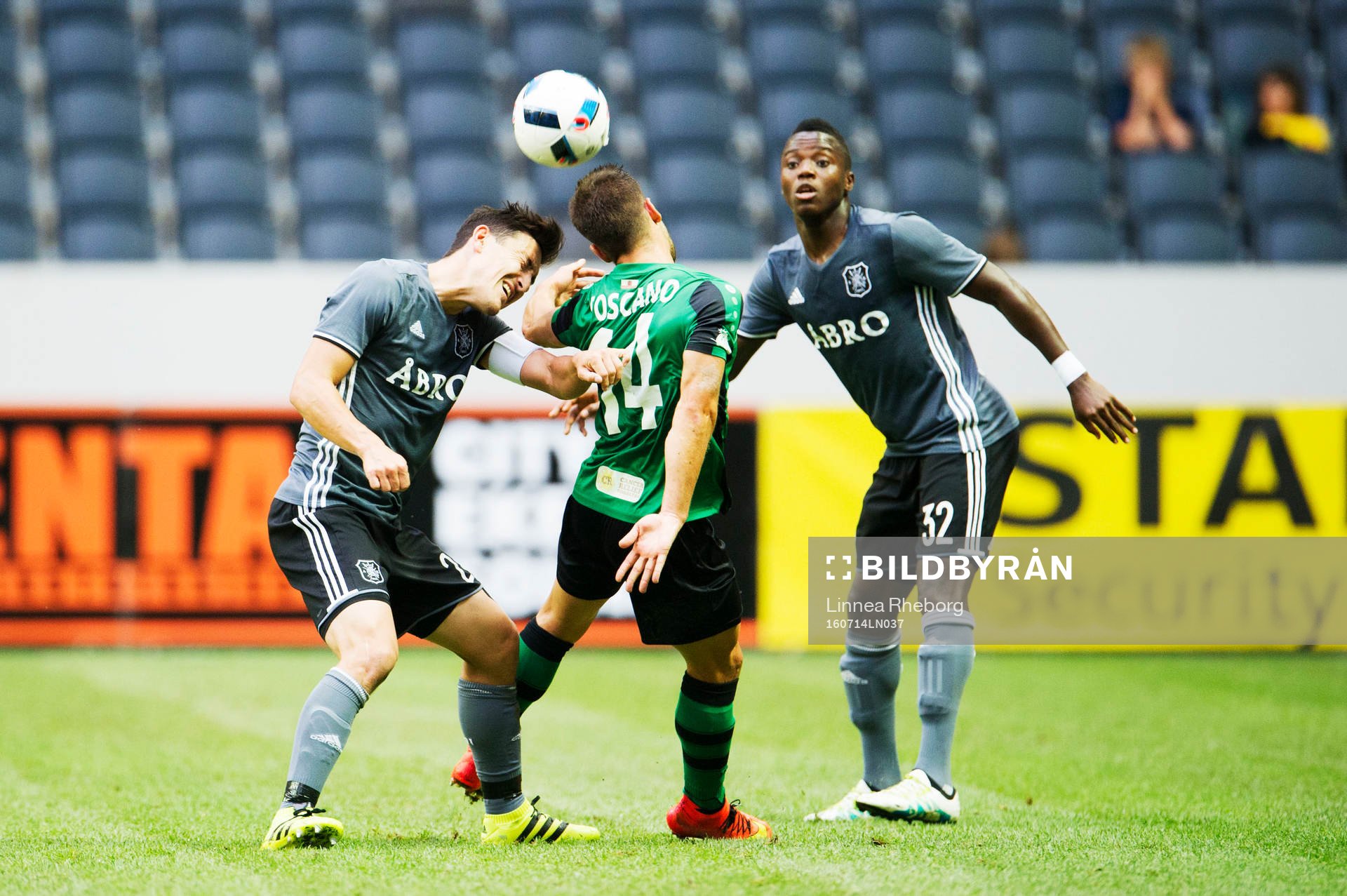s Stefan Ishizaki och Patrick Kpozo i kamp om boll med