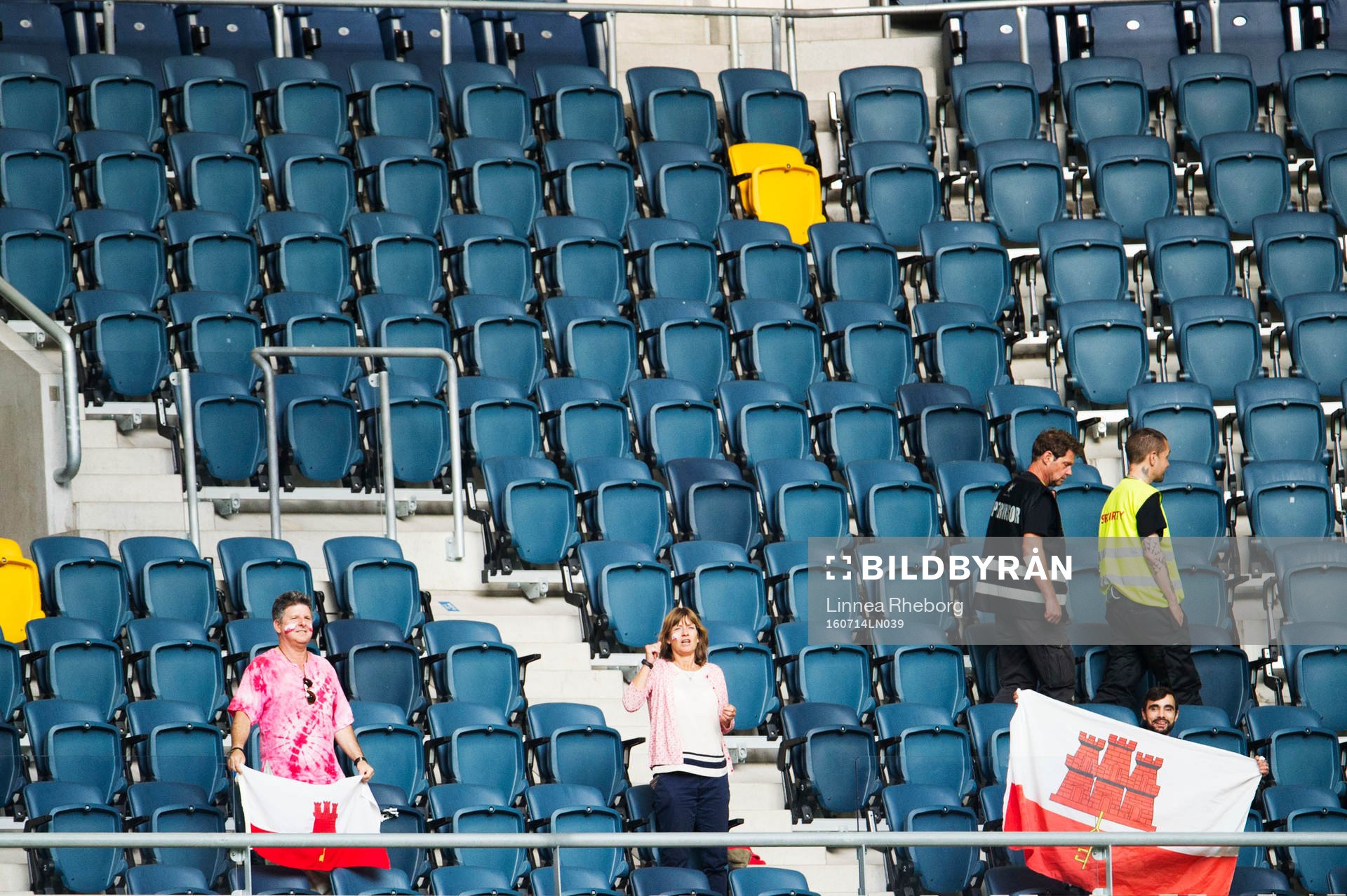 s tre supportrar på läktaren