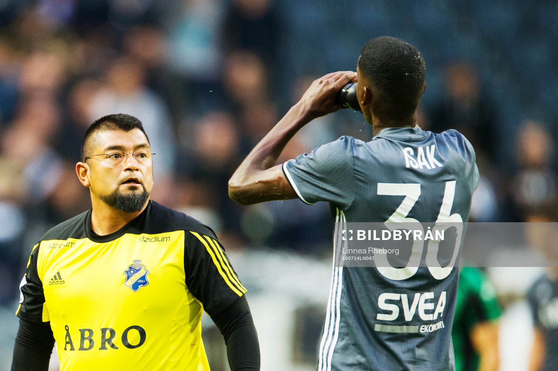 AIK:s naprapat Luis Oyarzo kollar till Alexander Isak under fotbollsmatchen i det andra kvalet till Europa League mellan AIK och Europa FC den 14 juli 2016 i Stockholm.