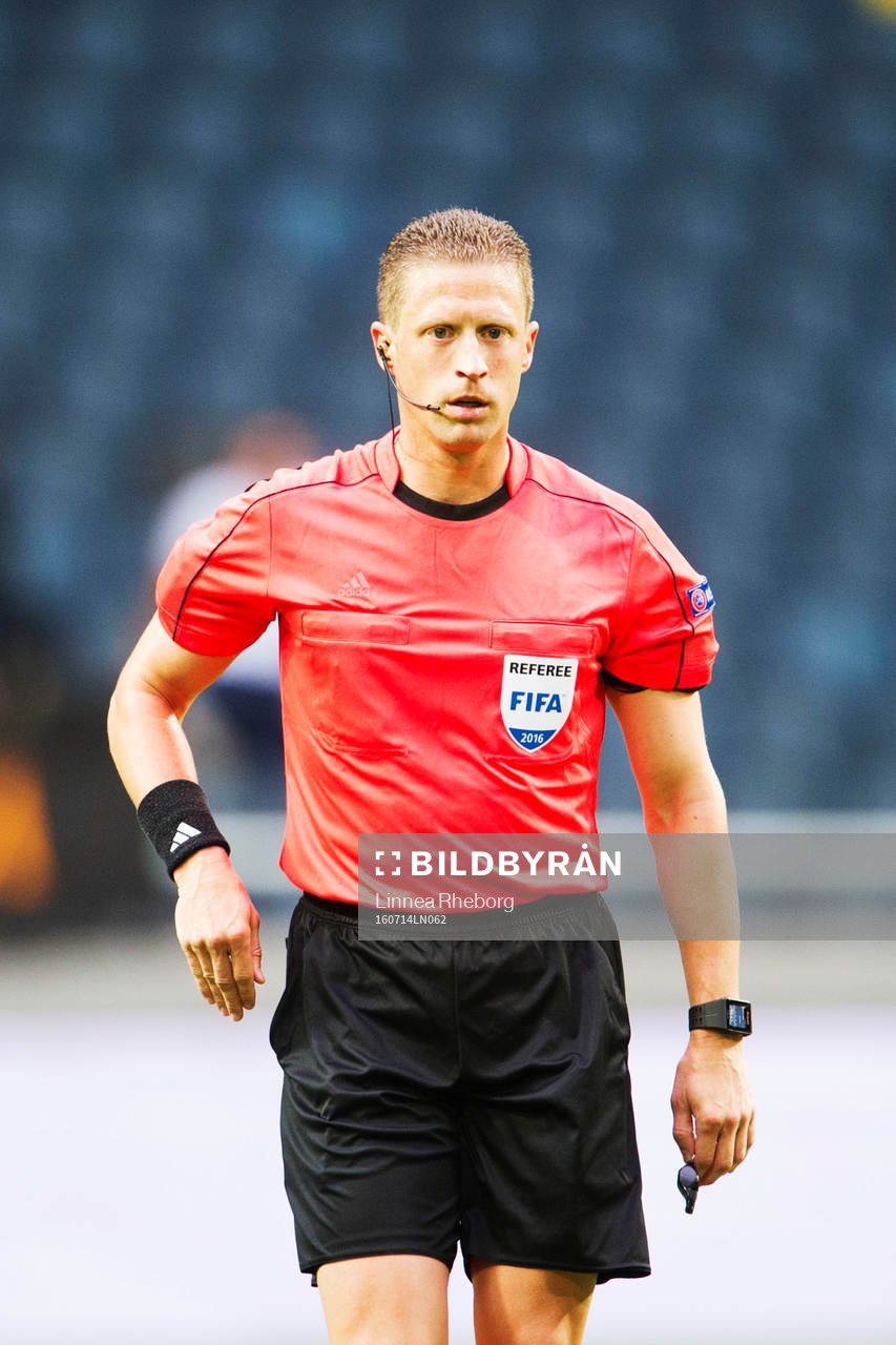 Domare Ognjen Valjic´under fotbollsmatchen i det andra