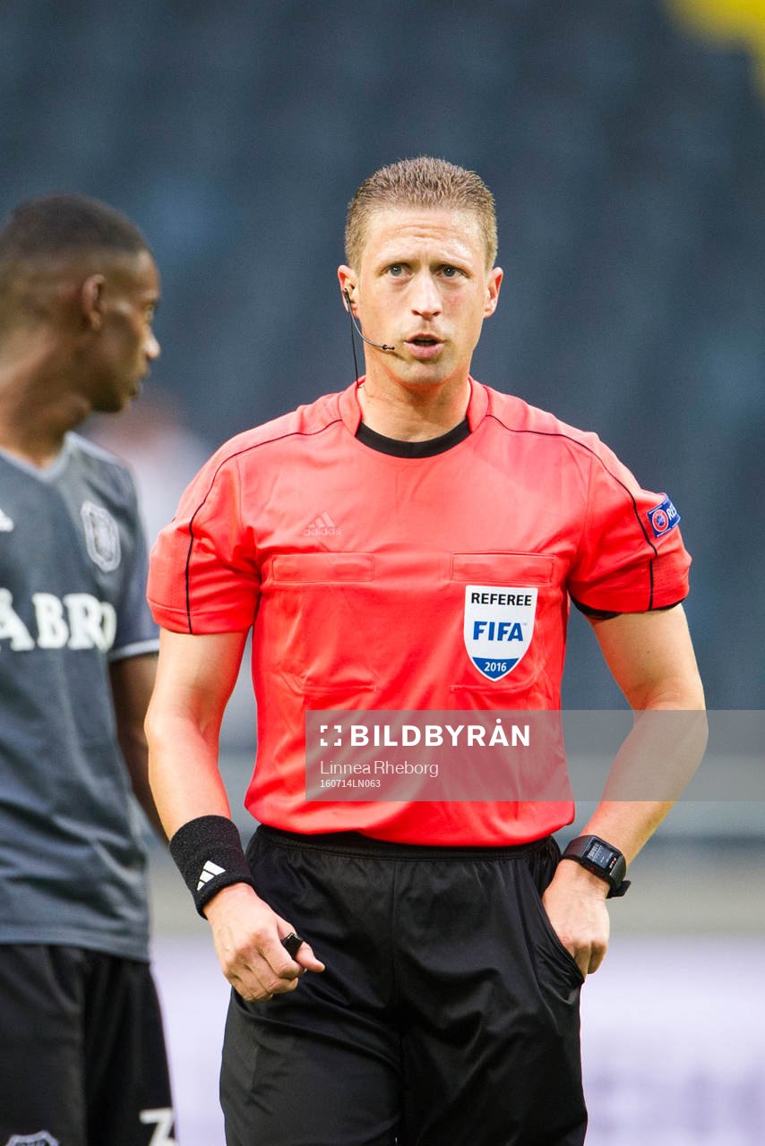 Domare Ognjen Valjic´under fotbollsmatchen i det andra