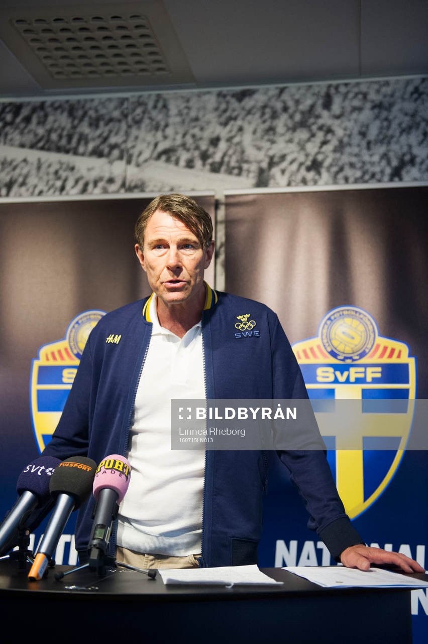Förbundskapten Håkan Ericson presenterar OS-truppen som
