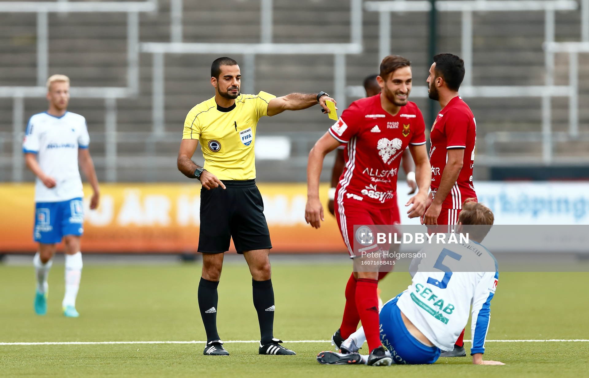 Domare Mohammed Al-Hakim ger gult kort