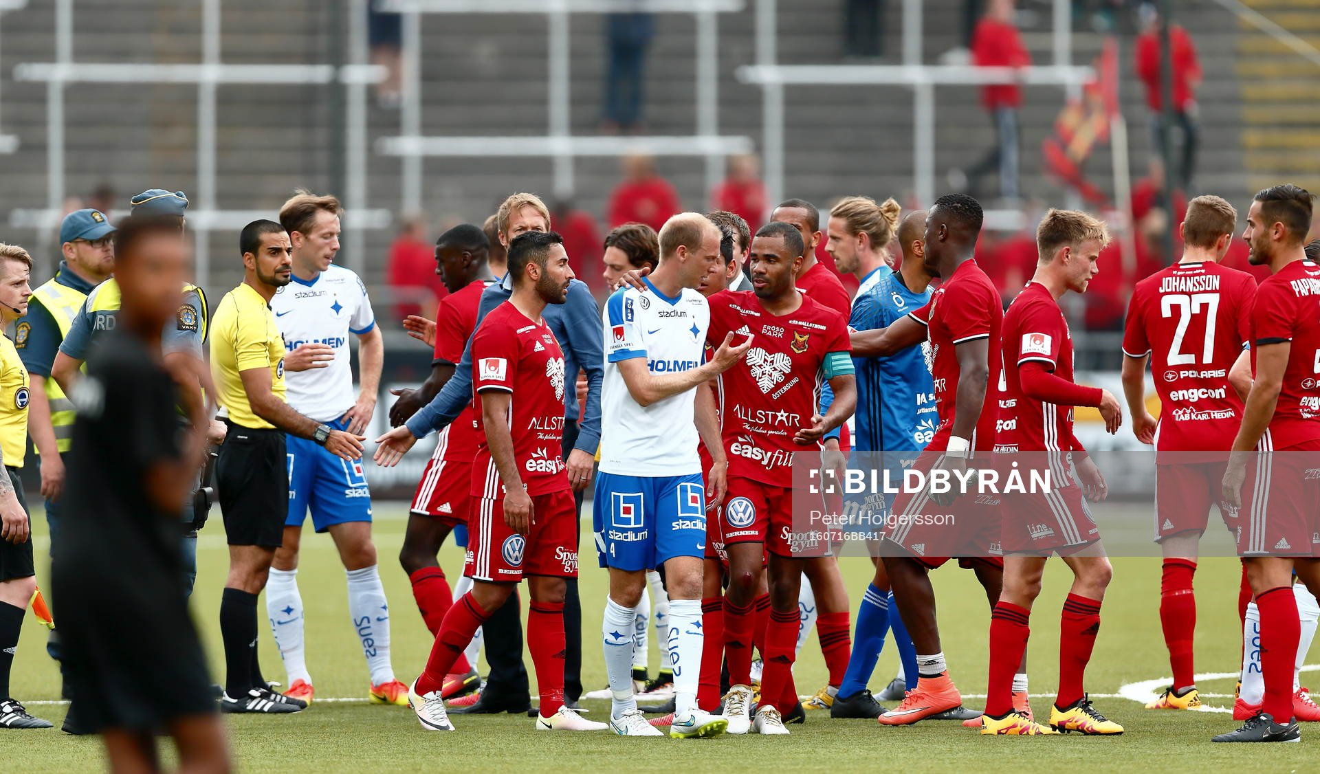 Spelarna tackar varandra