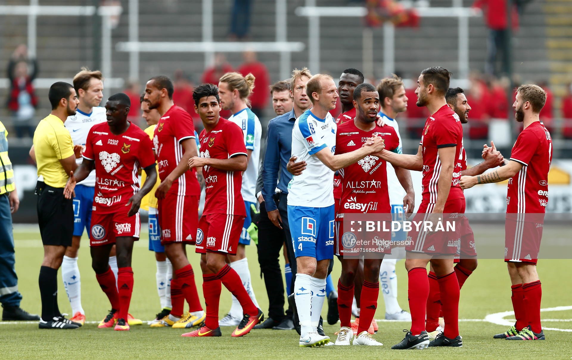 Spelarna tackar varandra