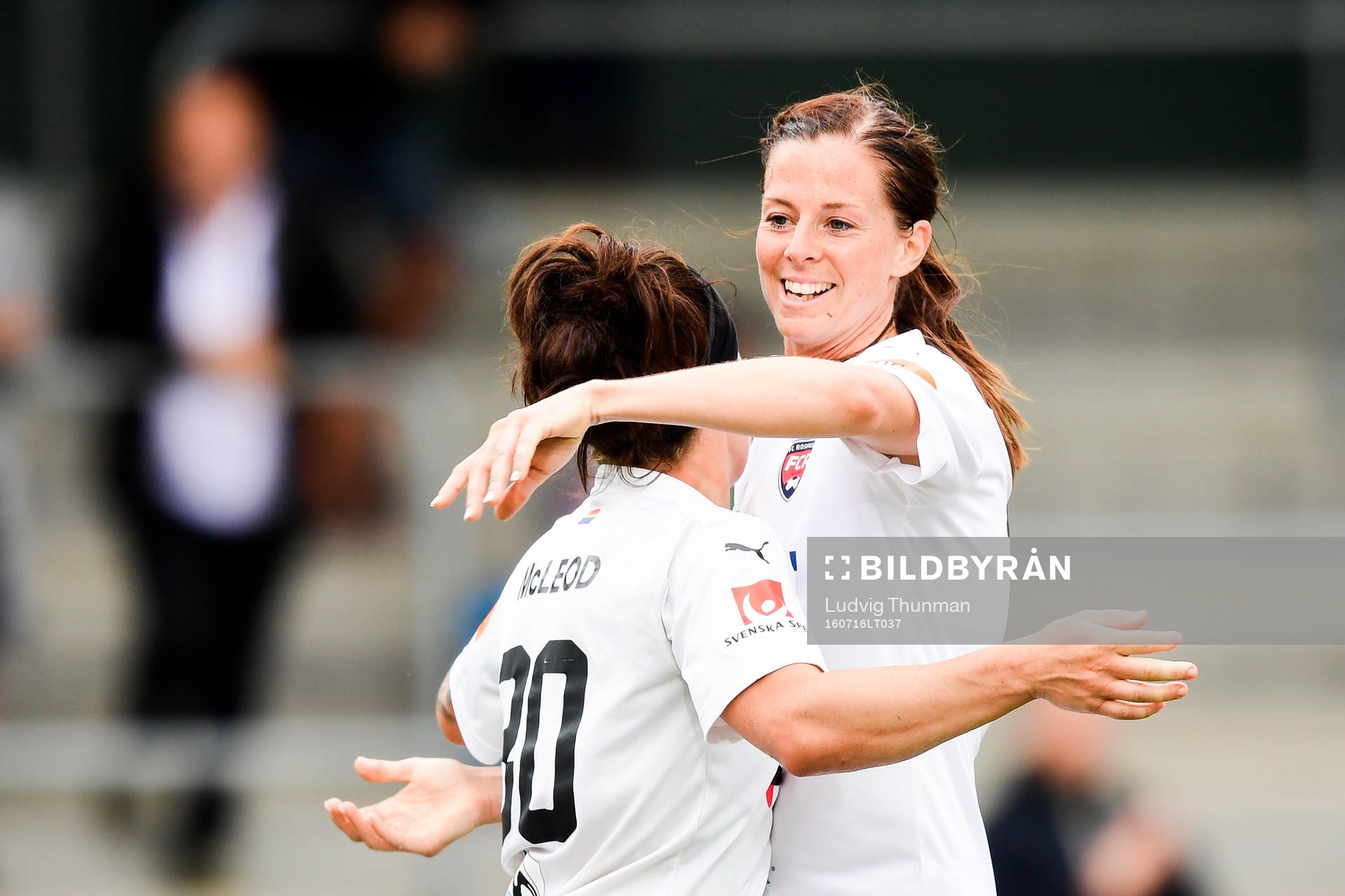 Rosengårds Lotta Schelin jublar efter kvitteringsmålet 1-1 av Ella Masar under fotbollsmatchen i Damallsvenskan mellan Rosengård och Djurgården den 16 juli 2016 i Malmö.