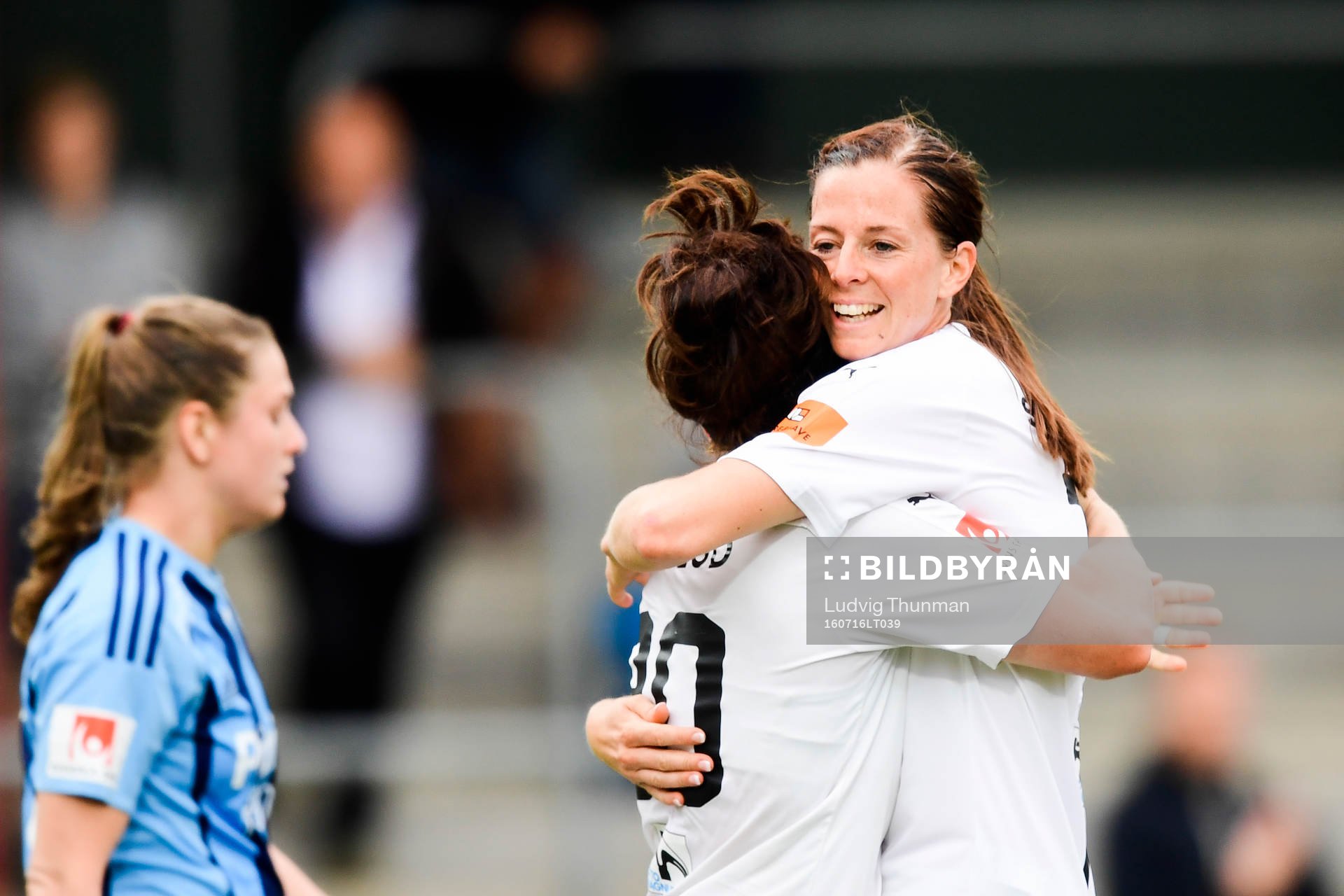 Rosengårds Lotta Schelin jublar efter kvitteringsmålet 1-1 av Ella Masar under fotbollsmatchen i Damallsvenskan mellan Rosengård och Djurgården den 16 juli 2016 i Malmö.