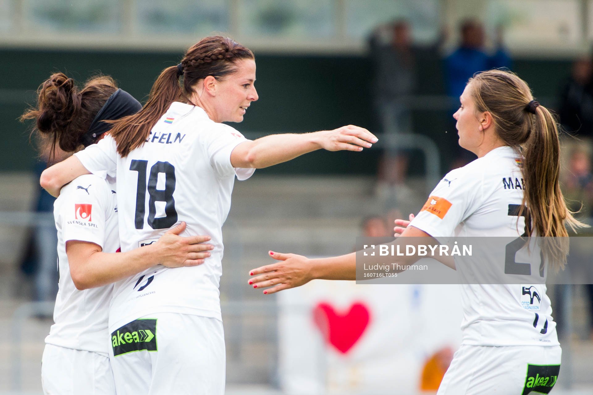 Rosengårds Lotta Schelin jublar med Ella Masar och Lieke