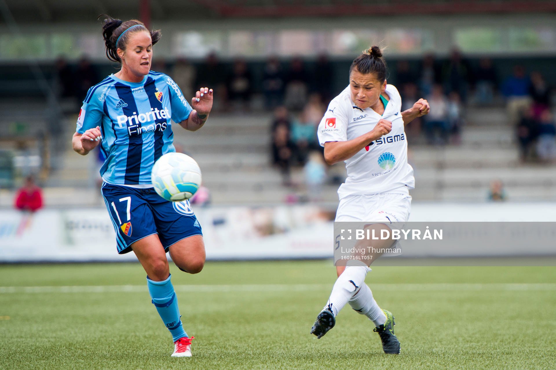 Djurgårdens Sandra Lindkvist och Rosengårds Alexandra Lowe Riley under fotbollsmatchen i Damallsvenskan mellan Rosengård och Djurgården den 16 juli 2016 i Malmö.