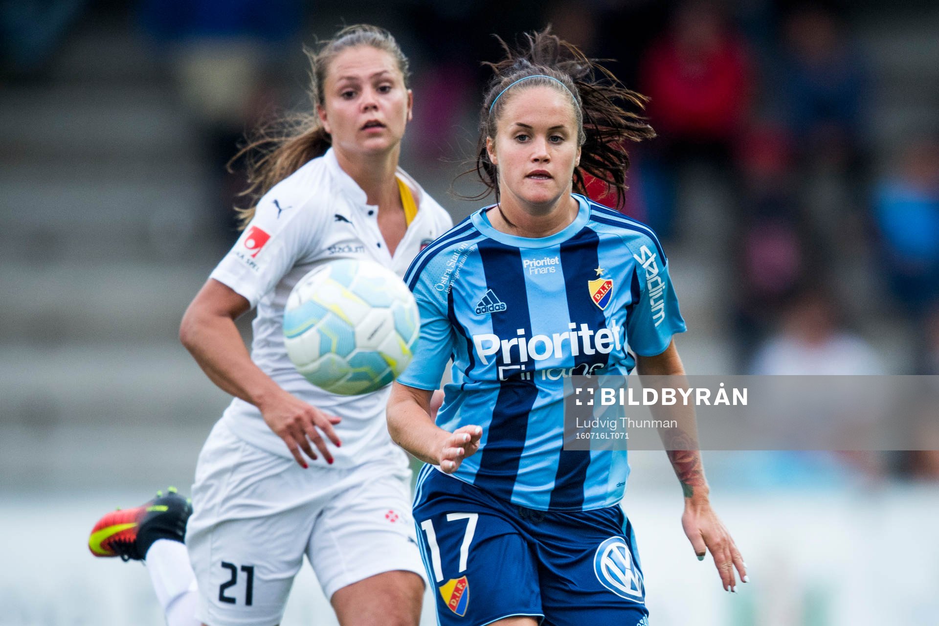 Rosengårds Lieke Martens jagar Djurgårdens Sandra Lindkvist under fotbollsmatchen i Damallsvenskan mellan Rosengård och Djurgården den 16 juli 2016 i Malmö.