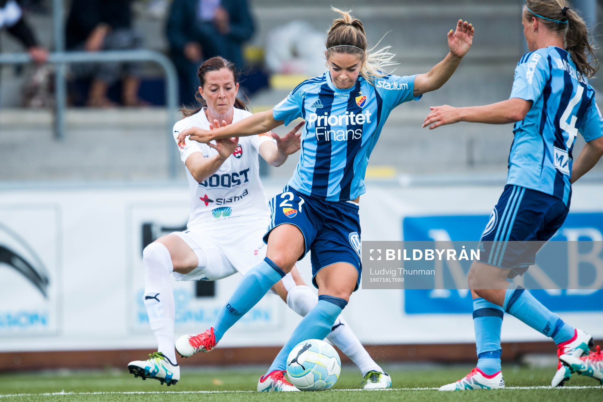 Rosengårds Lotta Schelin i kamp med Djurgårdens Lisa Moazzeni under fotbollsmatchen i Damallsvenskan mellan Rosengård och Djurgården den 16 juli 2016 i Malmö.