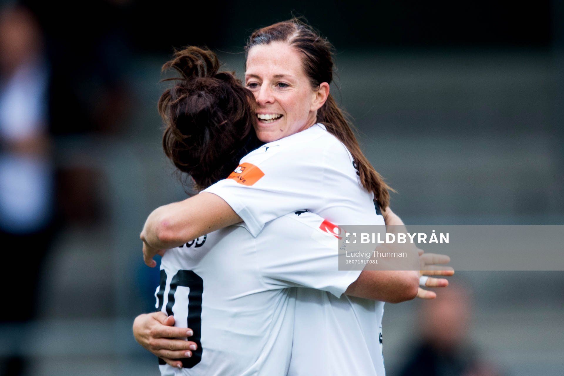 Rosengårds Lotta Schelin kramar om Ella Masar som gjort 1-1 under fotbollsmatchen i Damallsvenskan mellan Rosengård och Djurgården den 16 juli 2016 i Malmö.
