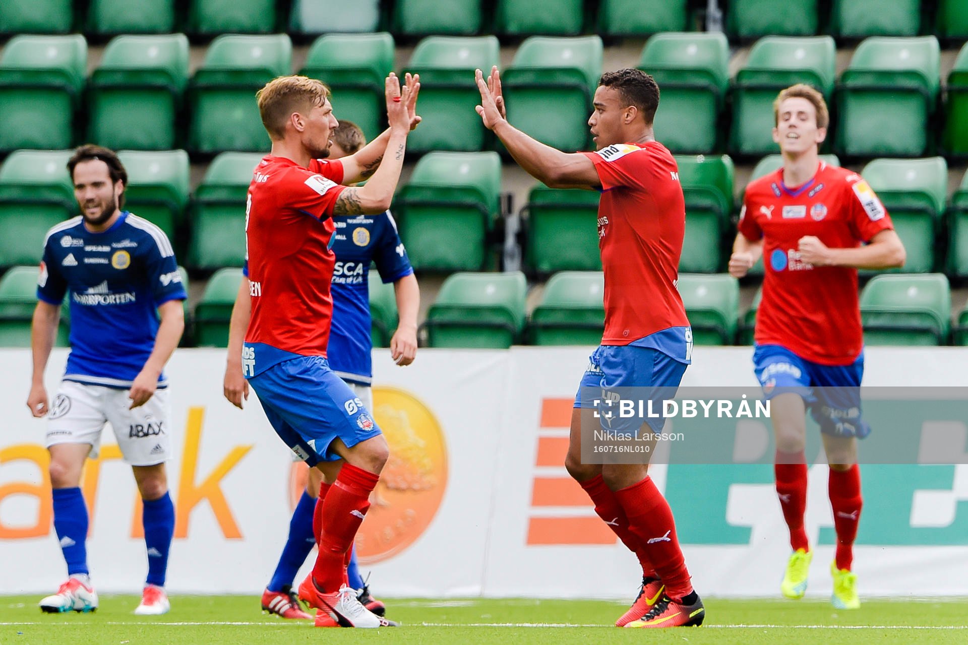 Helsingborgs Martin Christensen och Tyrell Rusike jublar