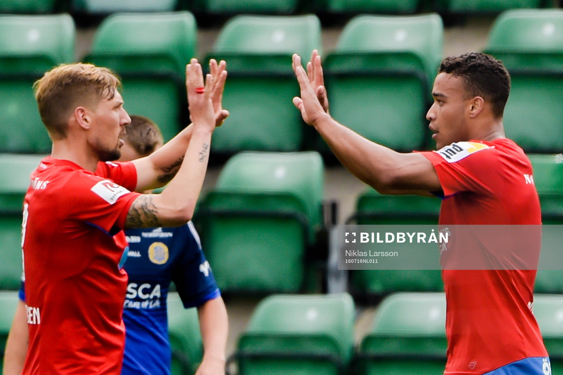 Helsingborgs Martin Christensen och Tyrell Rusike jublar