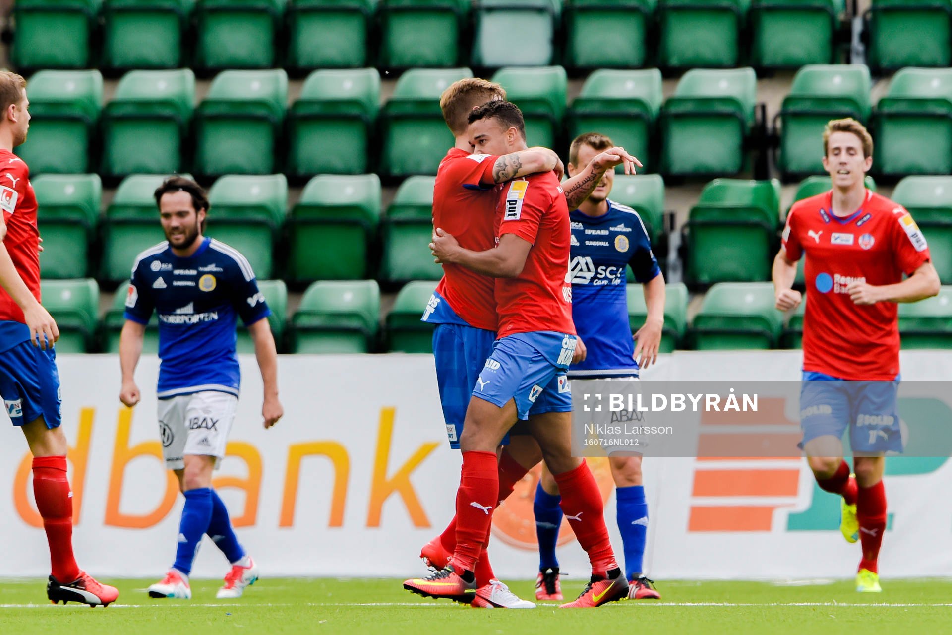 Helsingborgs Martin Christensen och Tyrell Rusike jublar
