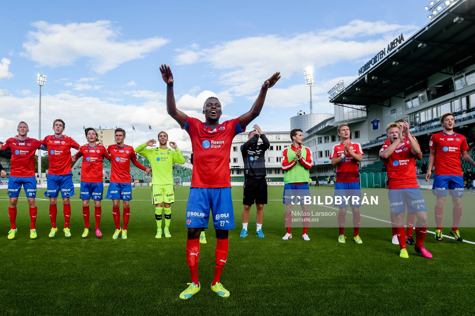 Helsingborgs Lalawélé Atakora jublar efter fotbollsmatchen i Allsvenskan mellan GIF Sundsvall och Helsingborg den 16 juli 2016 i Sundsvall.