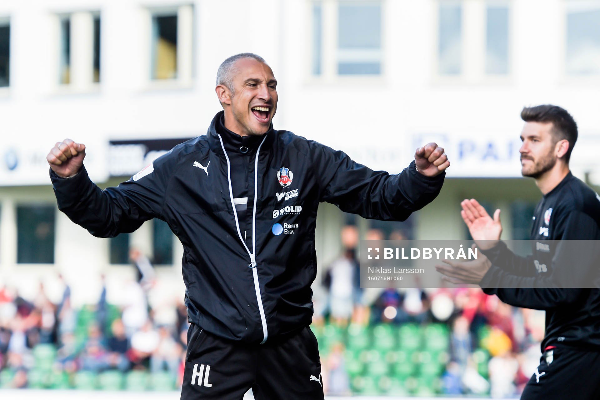 Helsingborgs manager Henrik Larsson jublar