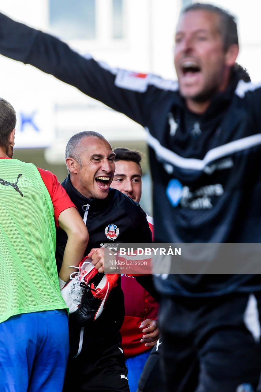 Helsingborgs manager Henrik Larsson jublar