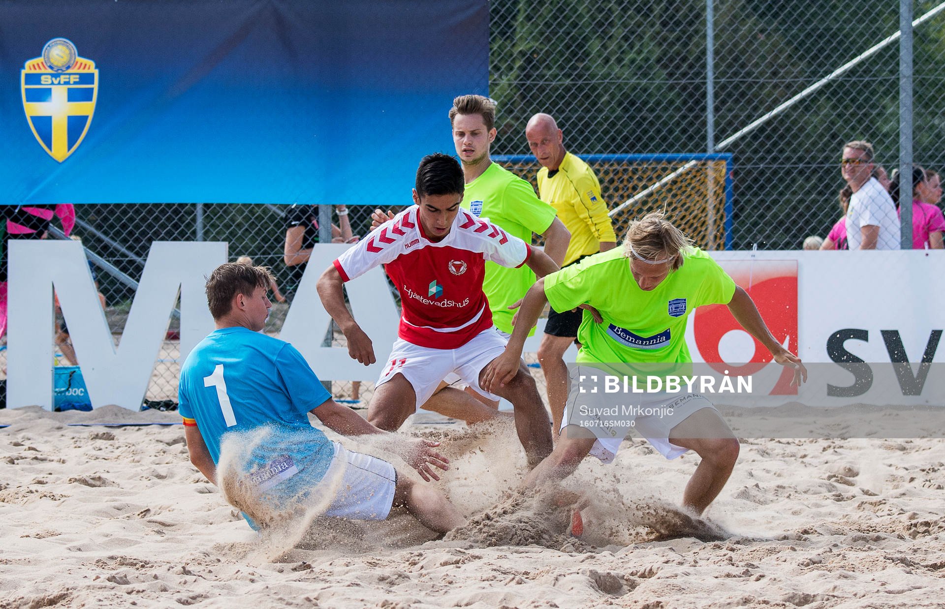 Kalmars Arvin Nabi och Bemannias inhoppade målvakt Martin