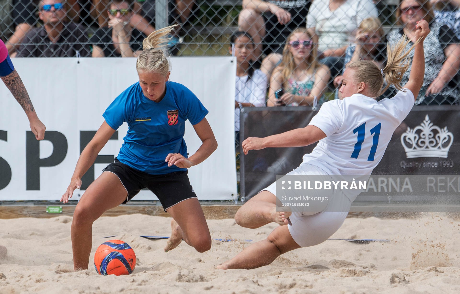 Vetlandas Lydia Gustafsson och Roslagens målvakt Olivia