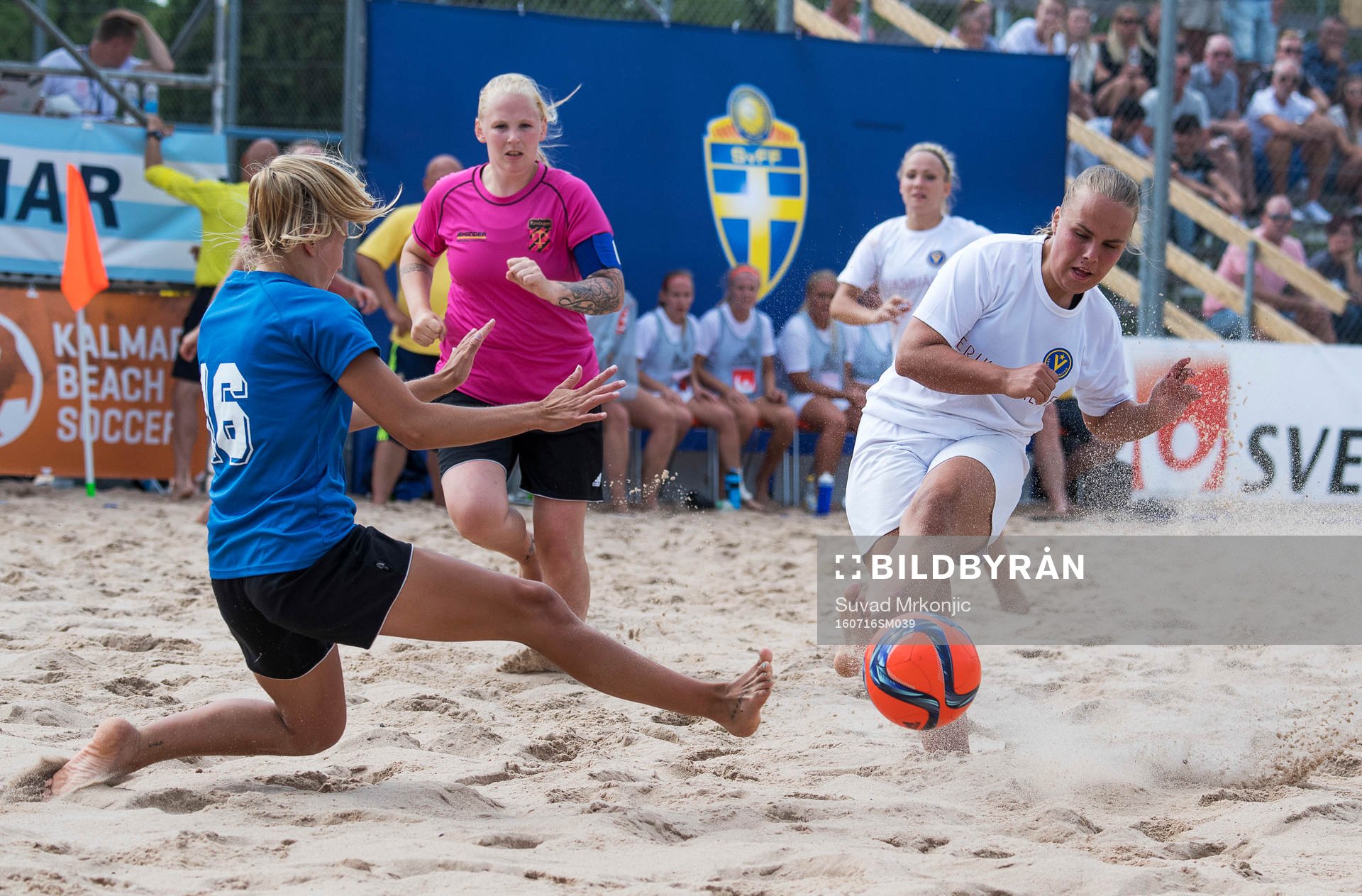 Vetlandas Lydia Gustafsson och Roslagens målvakt Olivia