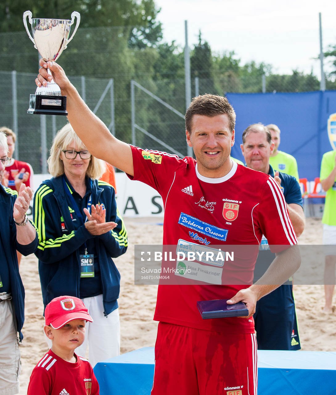 Glömminges Johan Ljungström tog emot segerbucklan