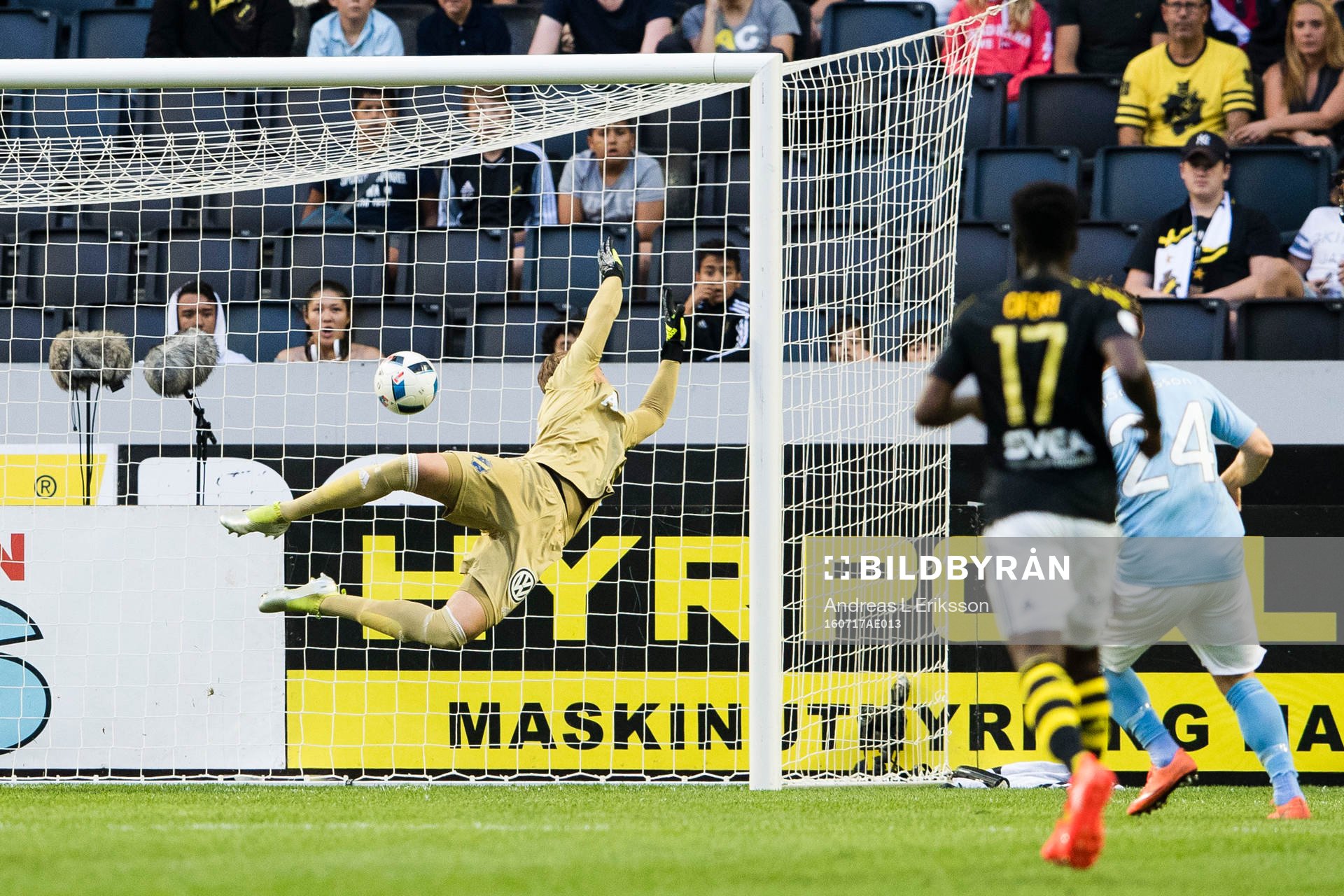 s målvakt Patrik Carlgren släpper in 0-1 till Malmö FF