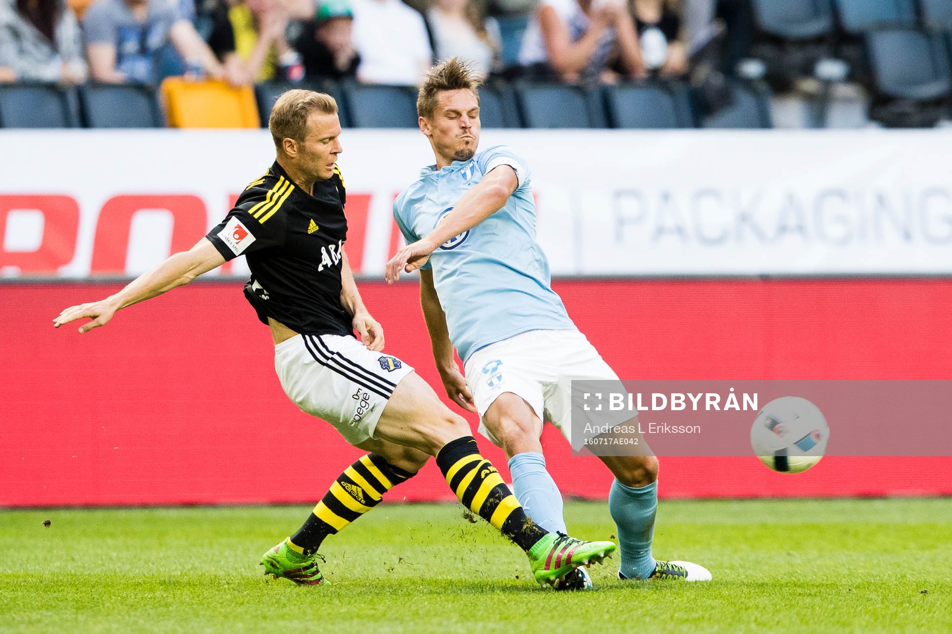 s Per Karlsson i kamp om bollen med Malmö FFs Markus