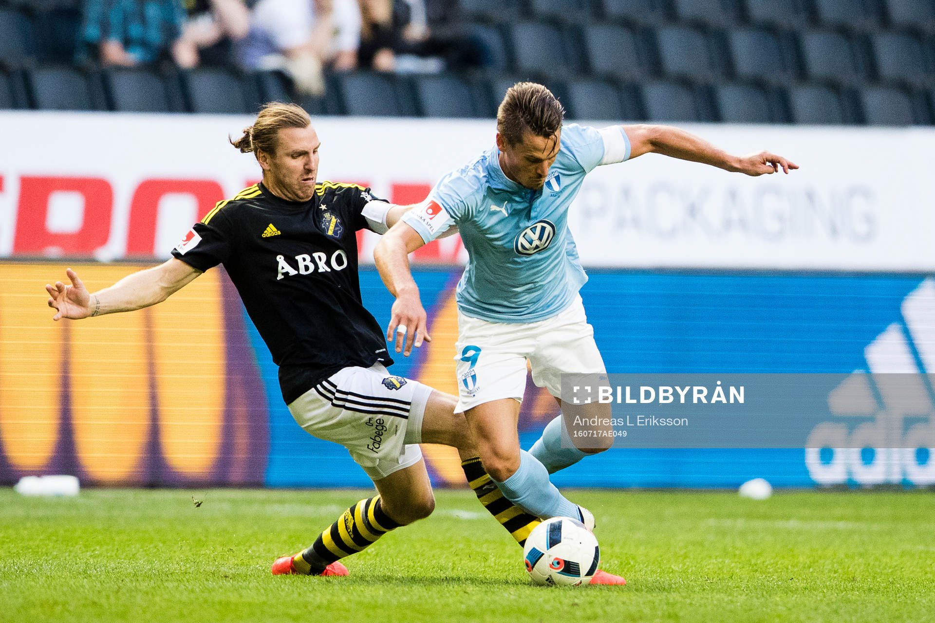 AIK:s Nils-Eric Johansson stoppar Malmö FFs Markus Rosenberg under fotbollsmatchen i Allsvenskan mellan AIK och Malmö FF den 17 juli 2016 i Stockholm.