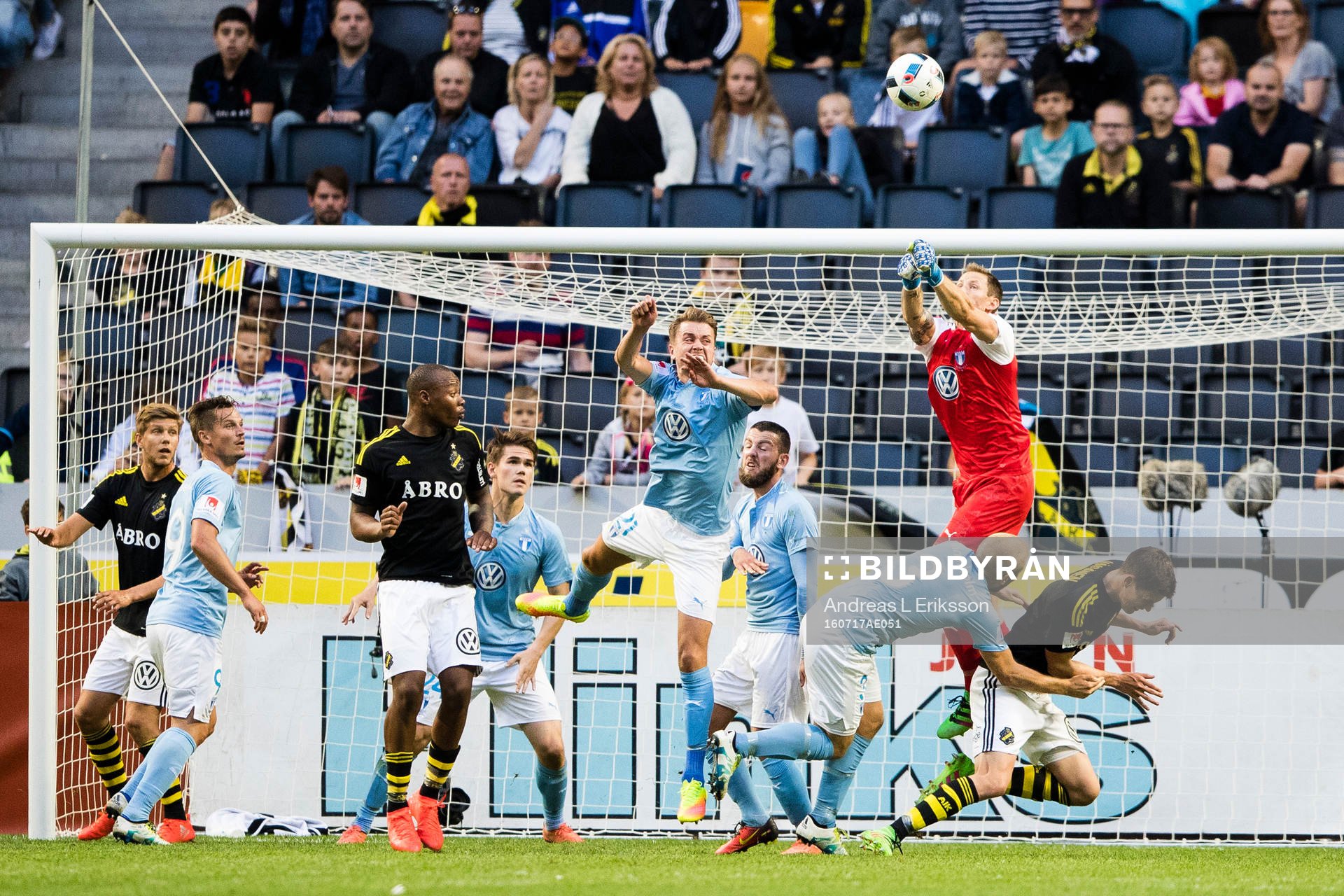 Malmö FFs målvakt Johan Wiland boxar bort bollen från straffområdet under fotbollsmatchen i Allsvenskan mellan AIK och Malmö FF den 17 juli 2016 i Stockholm.