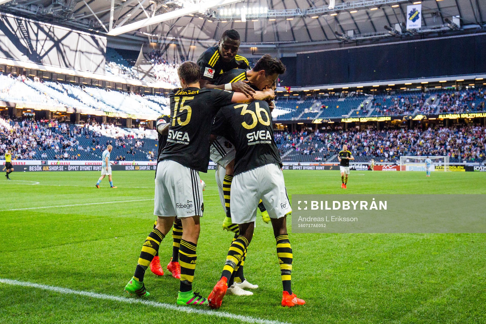 s Sauli Väisänen, Patrick Kpozo och Alexander Isak jublar