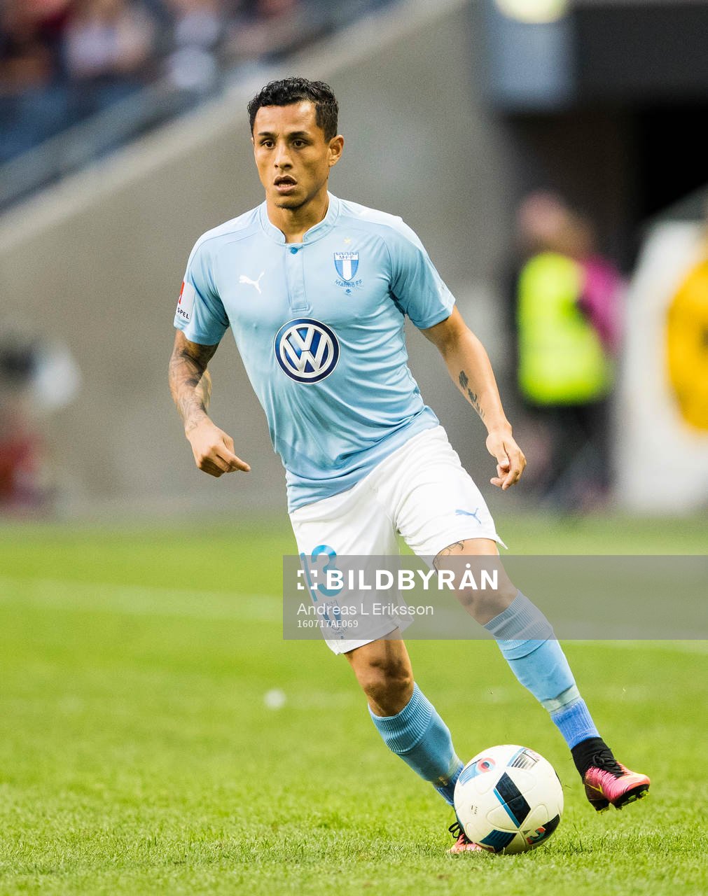 Malmö FFs Yoshimar Yotún med bollen under fotbollsmatchen i Allsvenskan mellan AIK och Malmö FF den 17 juli 2016 i Stockholm. 