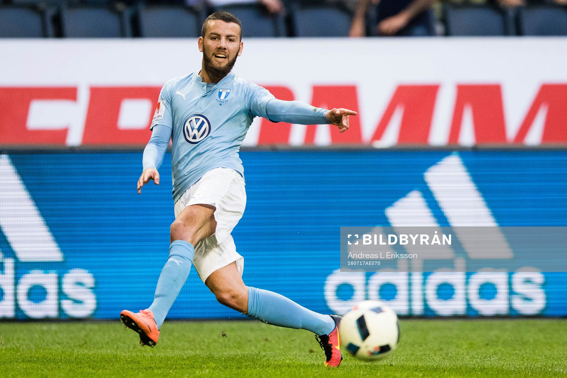 Malmö FFs Erdal Rakip med ett inlägg under fotbollsmatchen i Allsvenskan mellan AIK och Malmö FF den 17 juli 2016 i Stockholm. 