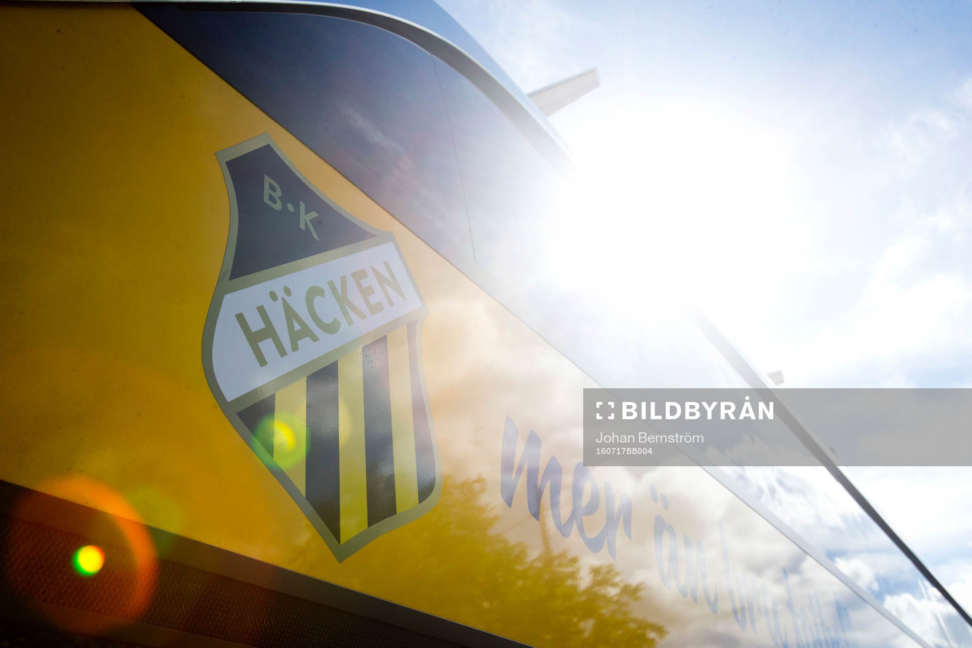 Häckens logotyp på spelbussen