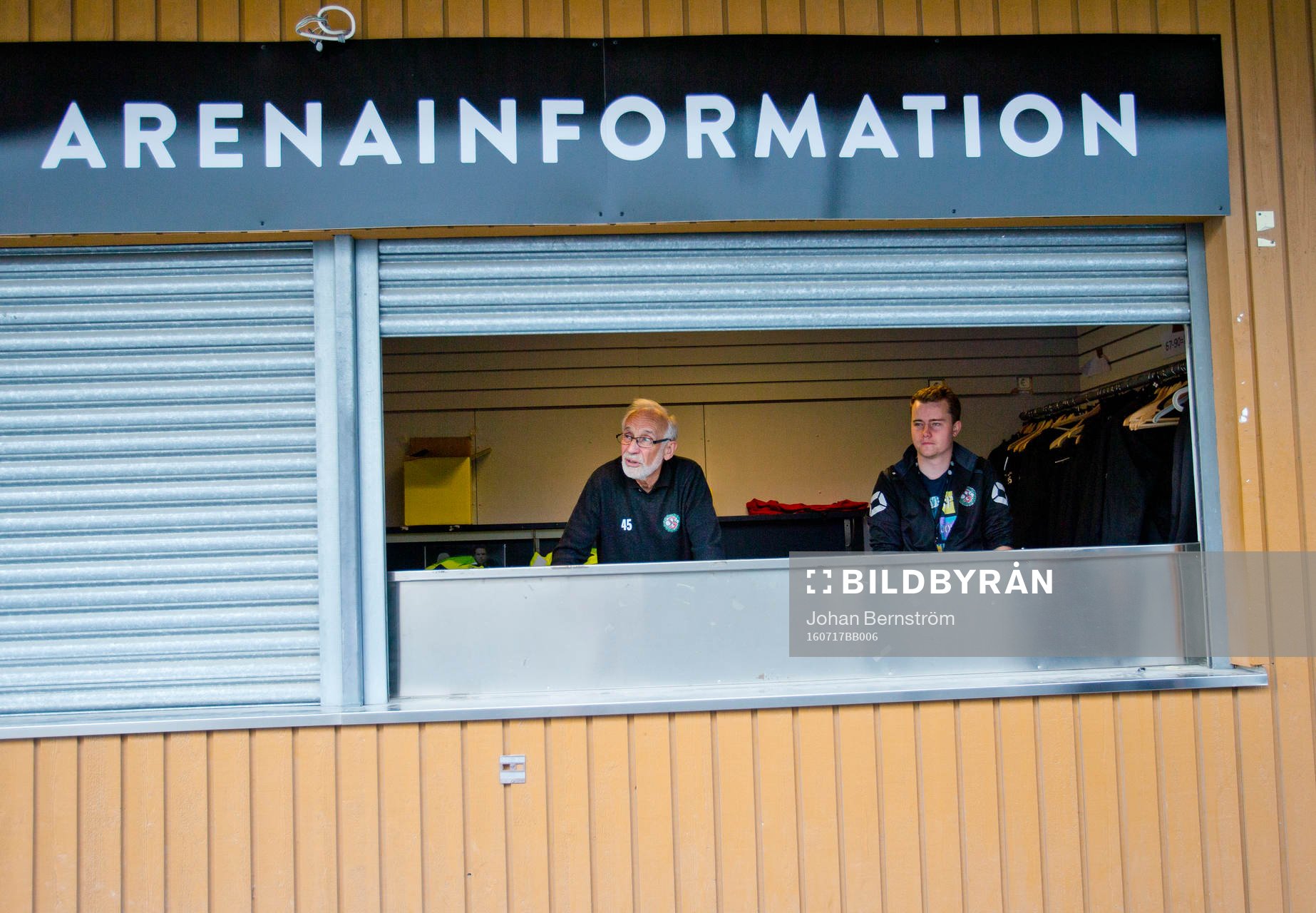 Två från Örebros personal arbetar i arenainformationen