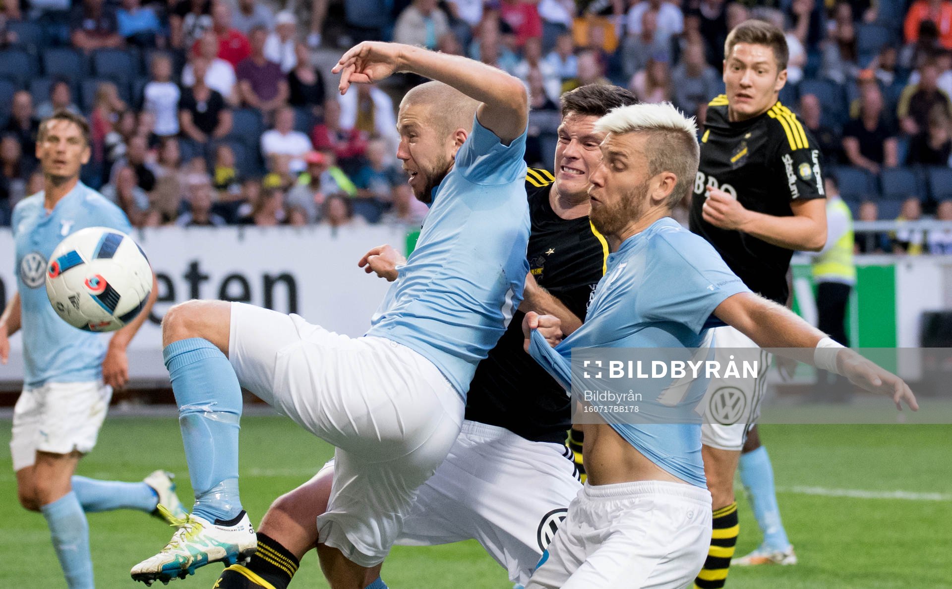 Malmö FFs Anton Tinnerholm och Rasmus Bengtsson stoppar AIK:s Sauli Väisänen under fotbollsmatchen i Allsvenskan mellan AIK och Malmö FF den 17 juli 2016 i Stockholm.