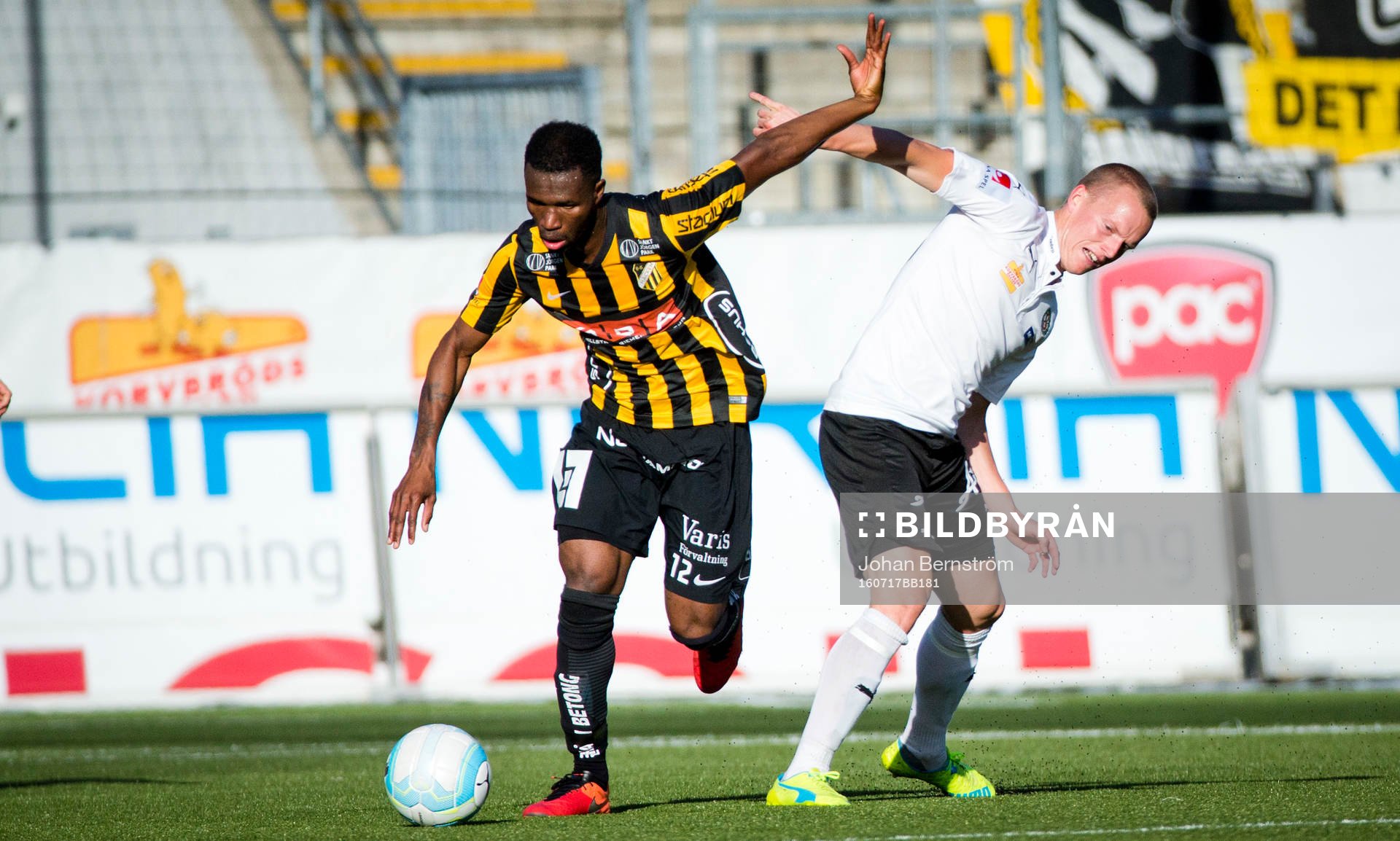 Häckens Mohammed Abubakari och Örebros Daniel Gustavsson