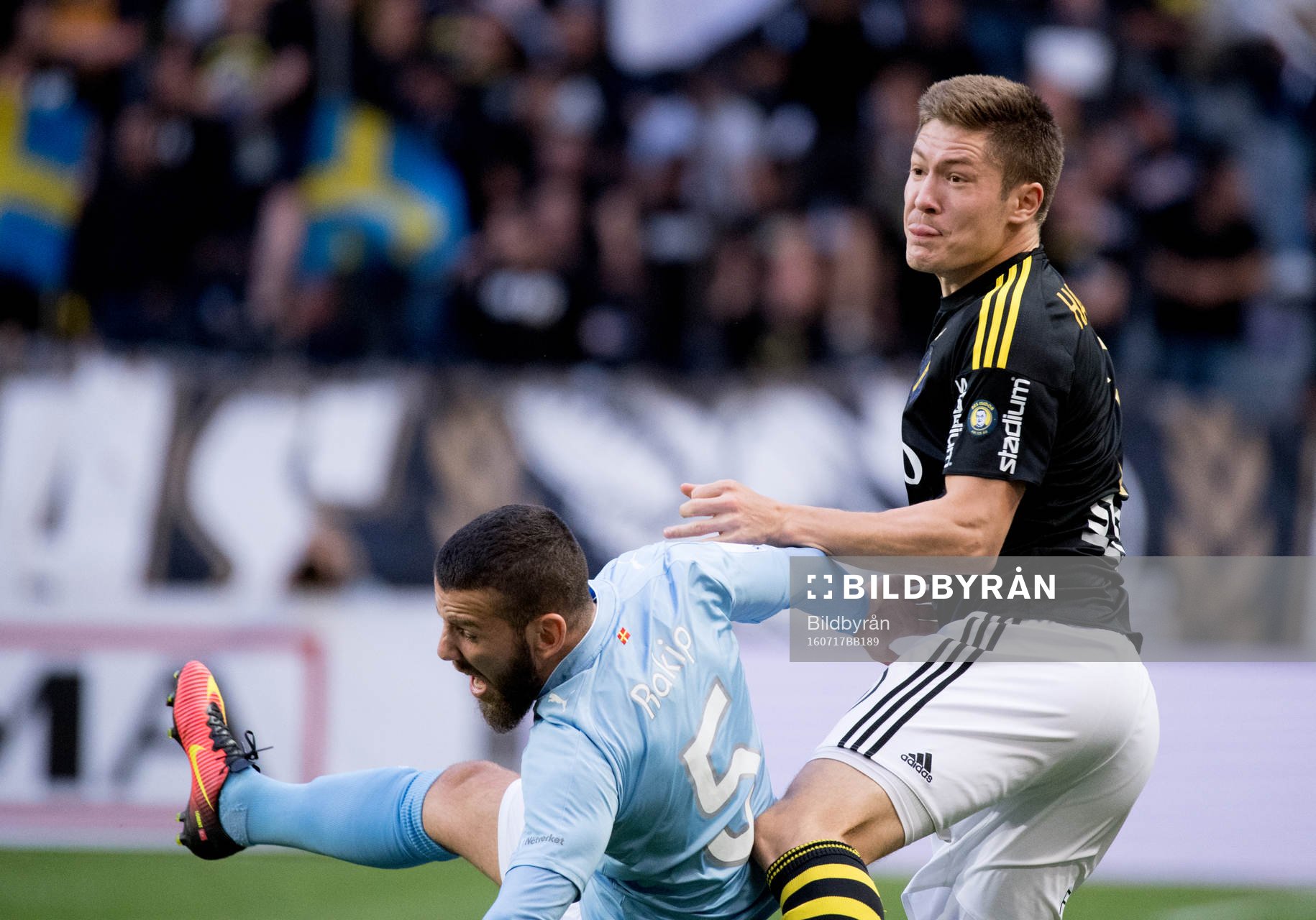 Malmö FFs   Erdal Rakip och AIK:s Haukur Hauksson under fotbollsmatchen i Allsvenskan mellan AIK och Malmö FF den 17 juli 2016 i Stockholm. 

