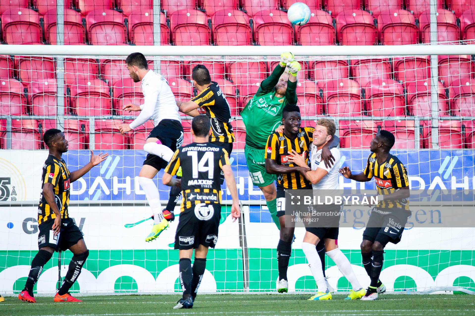 Häckens målvakt Peter Abrahamsson räddar bollen