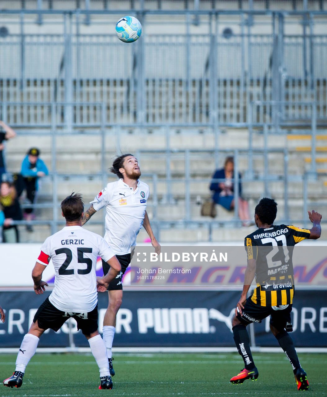 Örebros Daniel Nordmark och Häckens Nasiru Mohammed