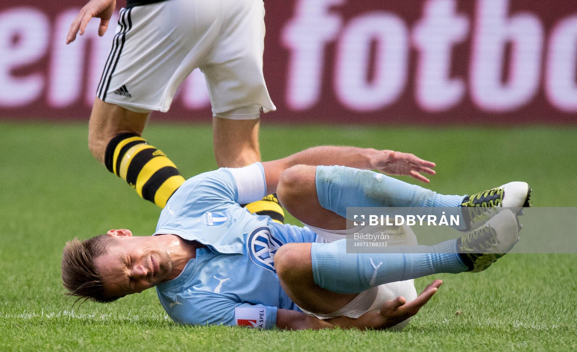  Malmö FFs Markus Rosenberg har ont grinar illa under fotbollsmatchen i Allsvenskan mellan AIK och Malmö FF den 17 juli 2016 i Stockholm. 
