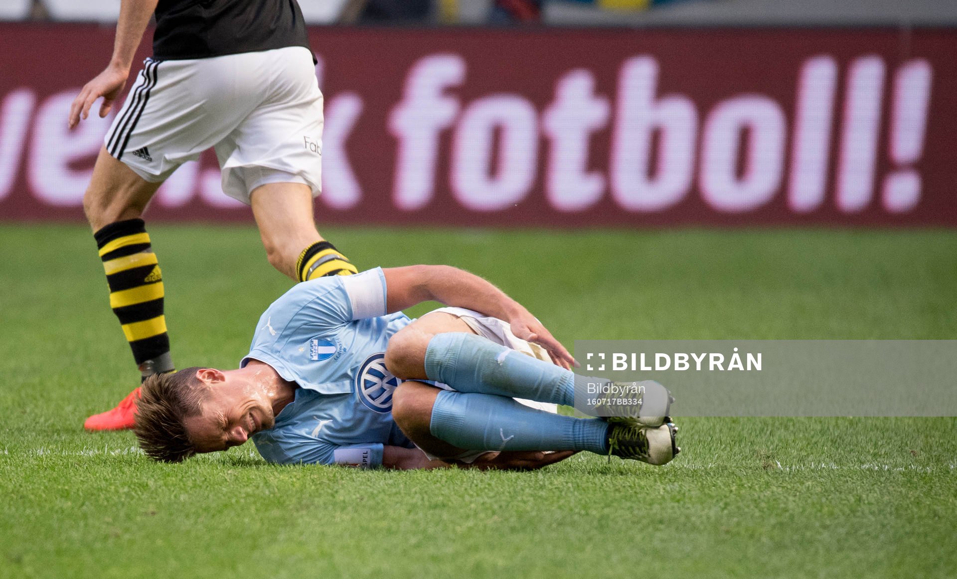  Malmö FFs Markus Rosenberg har ont grinar illa under fotbollsmatchen i Allsvenskan mellan AIK och Malmö FF den 17 juli 2016 i Stockholm. 
