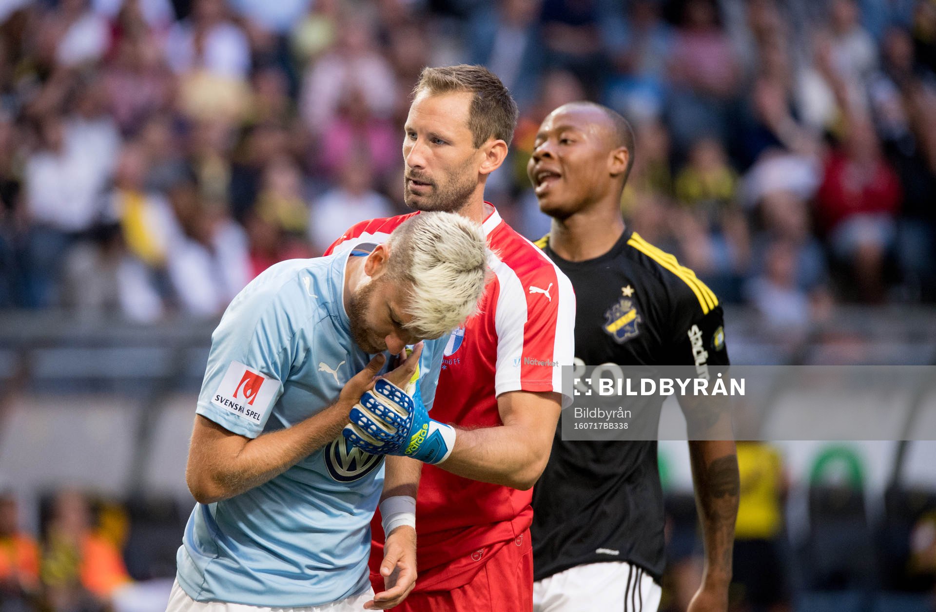 Malmö FFs Rasmus Bengtsson tas om hand av Johan Wiland