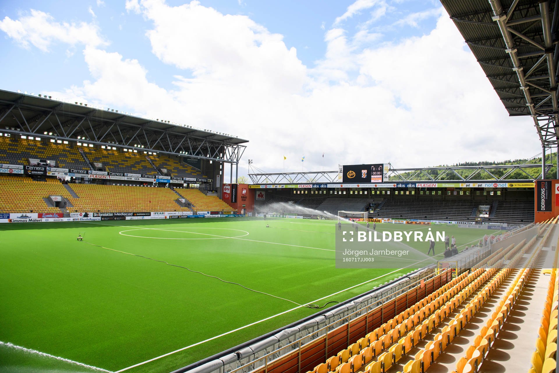 Vattning av konstgräset innan fotbollsmatchen i