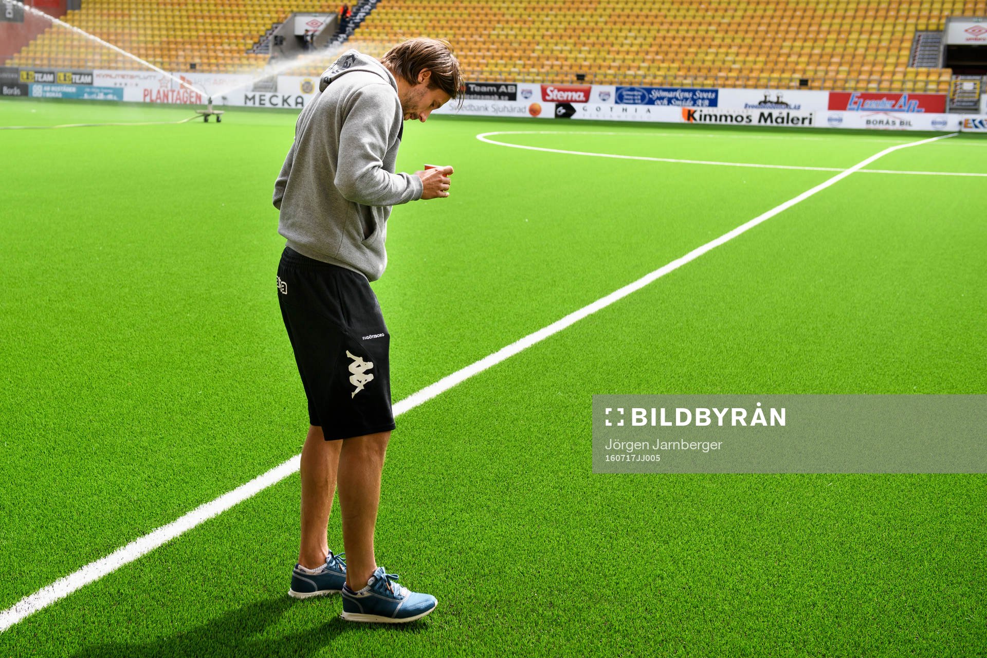 IFK Göteborgs Mattias Bjärsmyr känner på Borås arenas