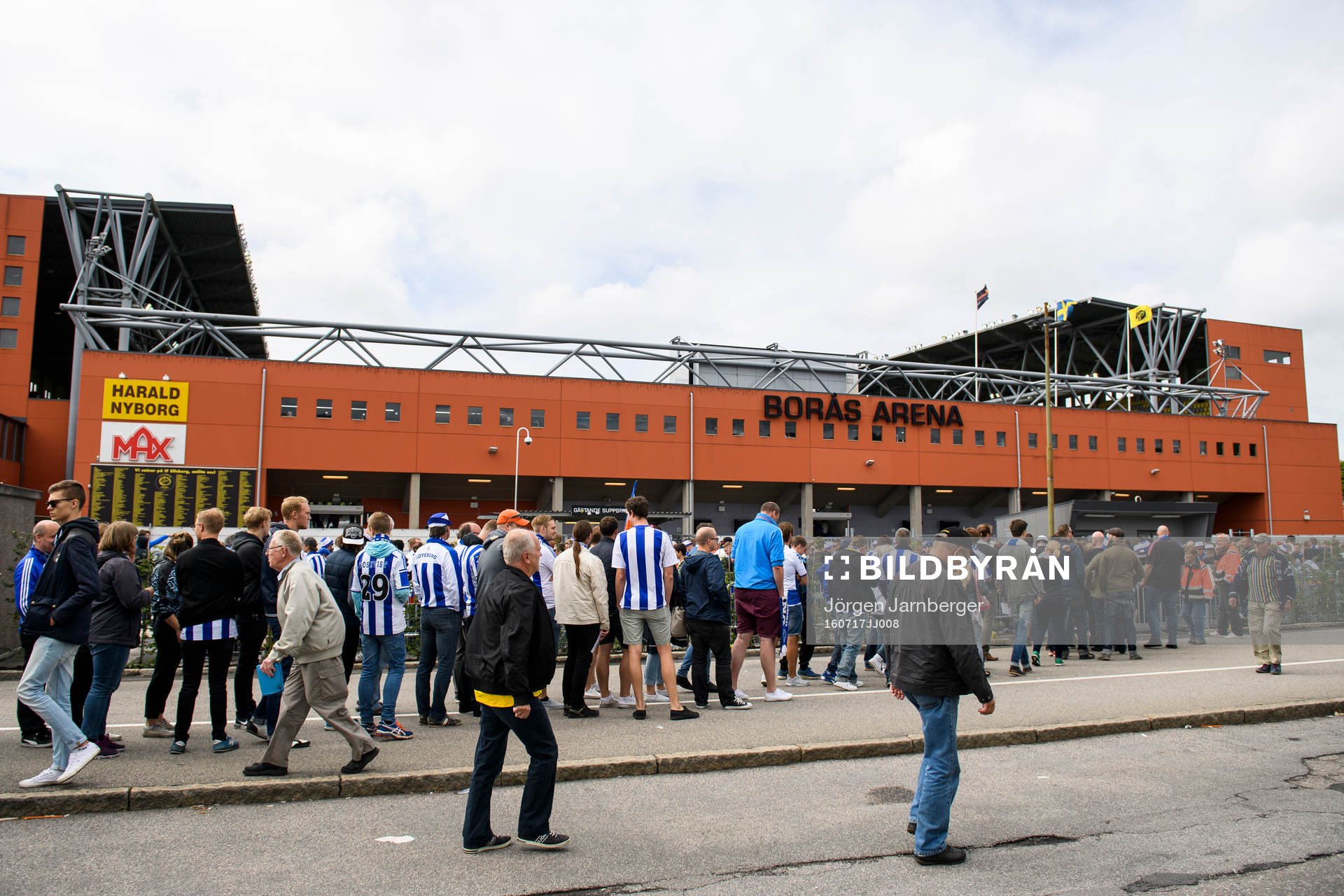 Supportrar på väg in på Borås arena innan